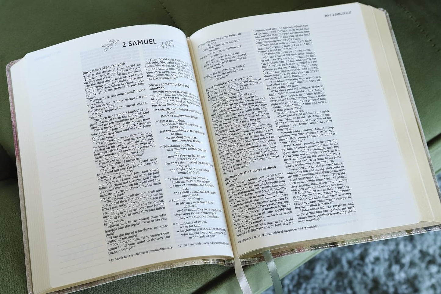 NIV Artisan Collection Bible, Red Letter, Comfort Print [Multi-colour/Cream]